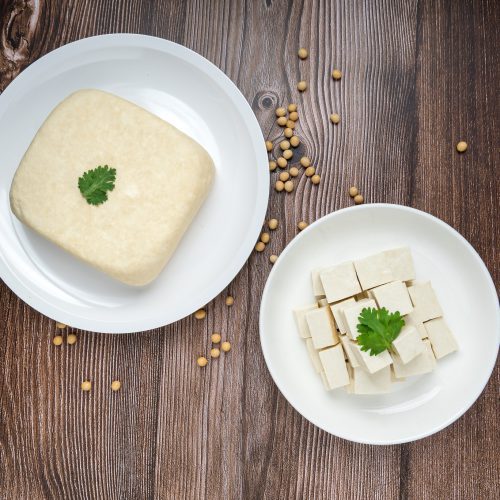 Czy tofu można jeść na surowo? Fakty i mity na temat surowego tofu