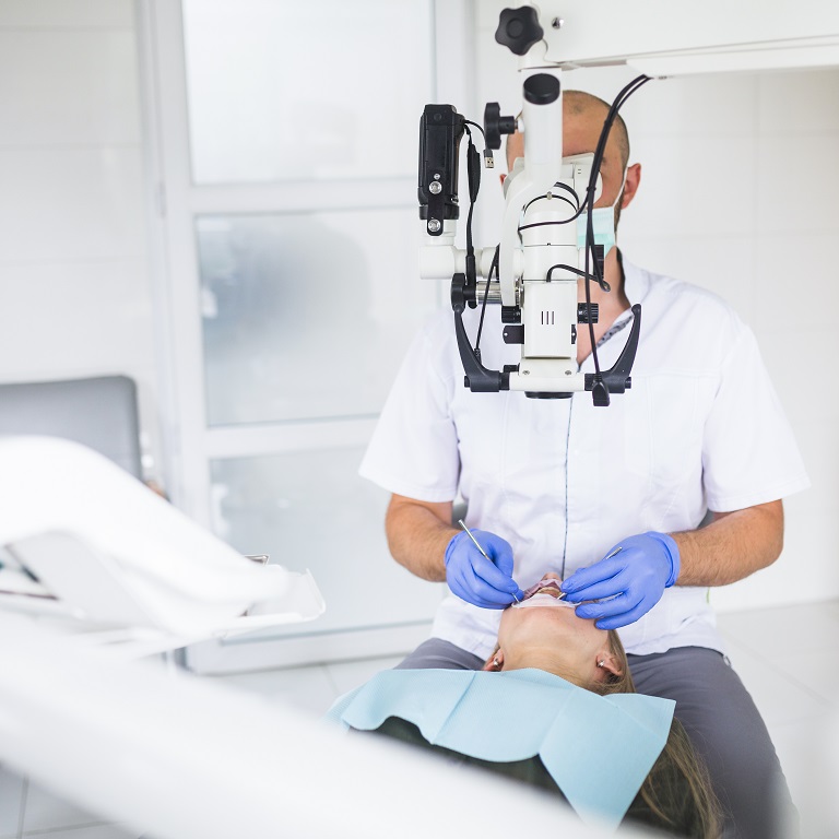 Mikroskop stomatologiczny w chirurgii dentystycznej