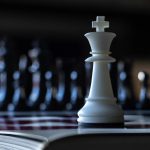 Czym jest gambit królowej w szachach?