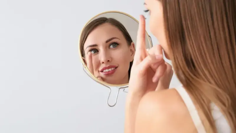 Jak zakładać i ściągać soczewki kontaktowe